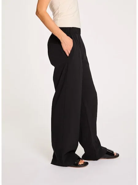 Lis Lareida Athleisure Straight Leg Pants in Taupe
